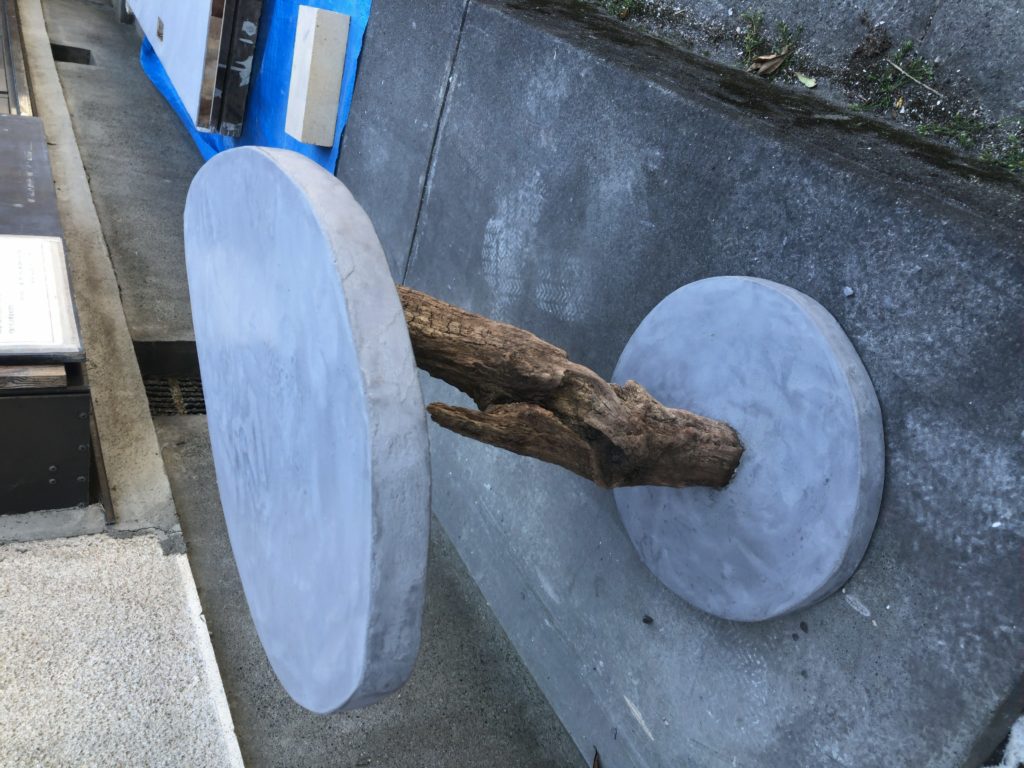 モールテックスと流木のテーブル